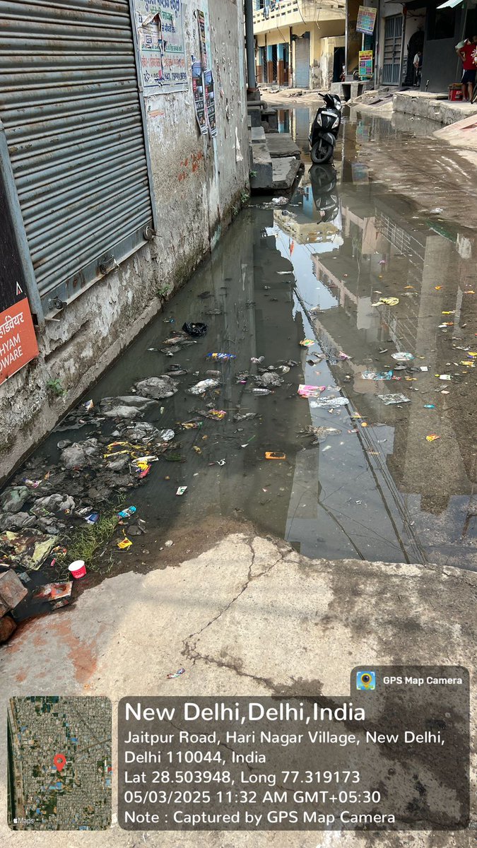 sumitbhati3564's tweet photo. Mam we are very fed up with MCD workers no one comes to clean. Bad smell is coming in our houses the waste are flowing on roads. Mam we request you to please take action on responsible persons. Very bad situation of cleaning in 183 ward of new delhi 110044. https://t.co/6mJJAfODSh