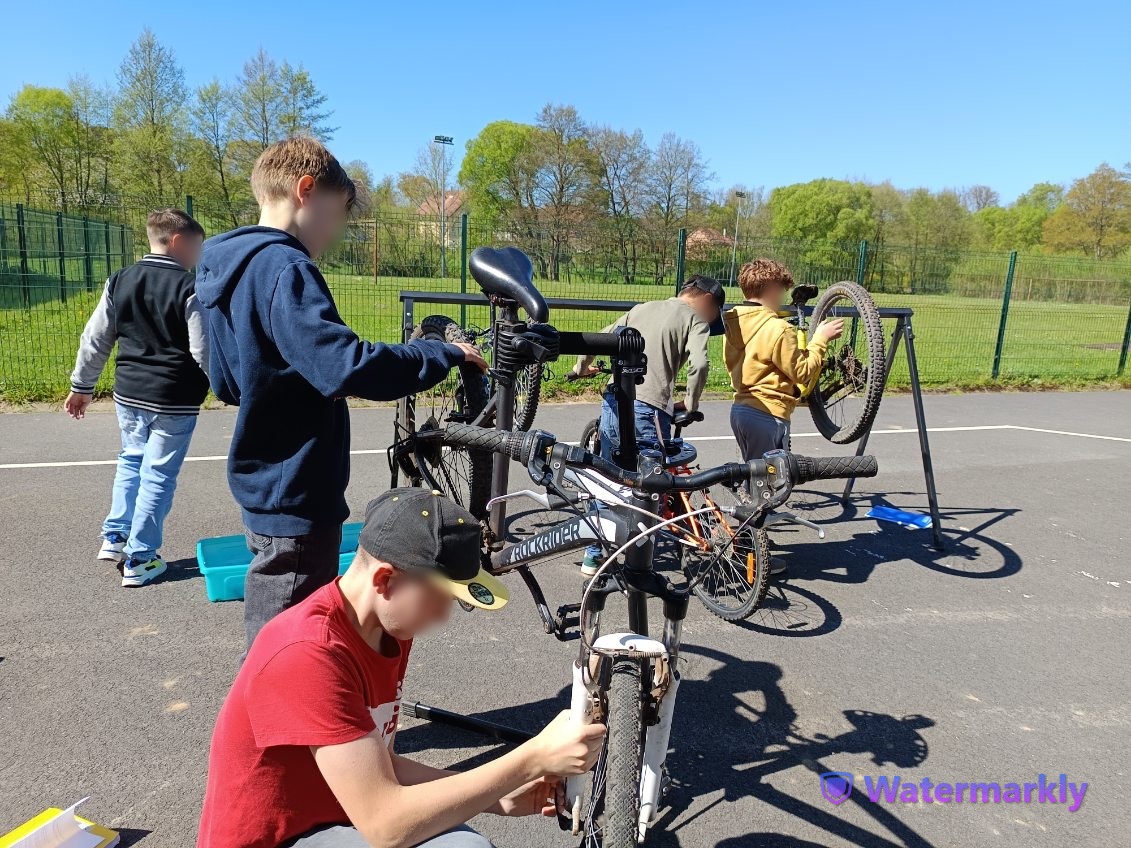 C'est sous un beau soleil que les élèves du collège de la vallée de la Bièvre à Hartzviller ont pu bénéficié d'une formation sur comment entretenir son vélo et préparer ainsi au mieux l'opération du conseil départemental " au collège, j'y vais autrement" qui débute le 2 Mai.