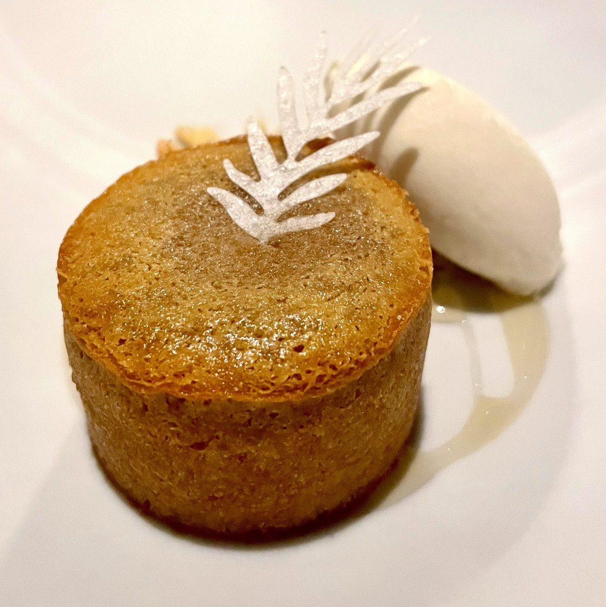 Dani Frías, en su restaurante La Ereta (Alicante), está en un momento de forma envidiable. Sus platos, de una suculencia apabullante y con enorme fuerza gustativa, dejan ver a un cocinero maduro, comprometido con la felicidad del comensal. El lugar es maravilloso.