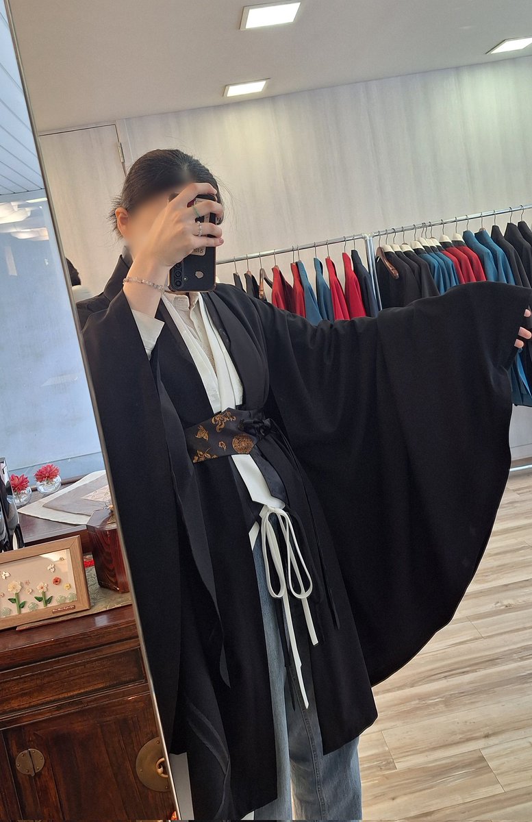 천의무봉 쇼룸 후기!!!!

장나래 보러갔다가 철릭도 아니고 조선해가 너무 마음에 들어서 사서 나올 뻔 했다
정작 장나래를 제일 안찍었는데 (1은 -10cm, 4는 기본) 짧은 기장은 가볍고 편하지만 폼생폼사라 그대로 갈 것 같다...
근데 자꾸 조선해가 아른거림.........
친절하시고 넘 좋았다