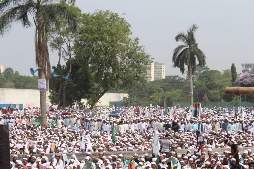 bdwatch2024's tweet photo. Massive rally organised by radical #Islamist group #HefazateIslam in #Dhaka to press home their list of demands incl. the dissolution of the #Women's Affairs Reform Commission, the withdrawal of cases against its leaders, and a ban on the #AwamiLeague.
News🔽
https://t.co/MrwsYRRnf8
It appears that #Islamists and the National Citizens Party (#NCP) are working with the same objective of banning #Bangladesh's main secular political force, the Awami League. It should be noted that recently the NCP and HeI reached an understanding on suspension of AL's political activities and declaring and banning the party as a "terrorist organisation". News🔽
https://t.co/yBfmq4RriY
Yesterday, NCP in their own rally at the Nat'l Mosque premises in Dhaka demanded the cancellation of the Awami League’s registration and a complete ban on the party. News🔽
https://t.co/pwCApm7A8H
.....
#BangladeshCrisis #Islamism #NCP #Hefazat #Politics