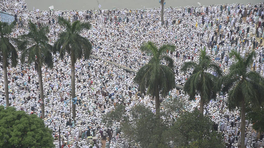 bdwatch2024's tweet photo. Massive rally organised by radical #Islamist group #HefazateIslam in #Dhaka to press home their list of demands incl. the dissolution of the #Women's Affairs Reform Commission, the withdrawal of cases against its leaders, and a ban on the #AwamiLeague.
News🔽
https://t.co/MrwsYRRnf8
It appears that #Islamists and the National Citizens Party (#NCP) are working with the same objective of banning #Bangladesh's main secular political force, the Awami League. It should be noted that recently the NCP and HeI reached an understanding on suspension of AL's political activities and declaring and banning the party as a "terrorist organisation". News🔽
https://t.co/yBfmq4RriY
Yesterday, NCP in their own rally at the Nat'l Mosque premises in Dhaka demanded the cancellation of the Awami League’s registration and a complete ban on the party. News🔽
https://t.co/pwCApm7A8H
.....
#BangladeshCrisis #Islamism #NCP #Hefazat #Politics