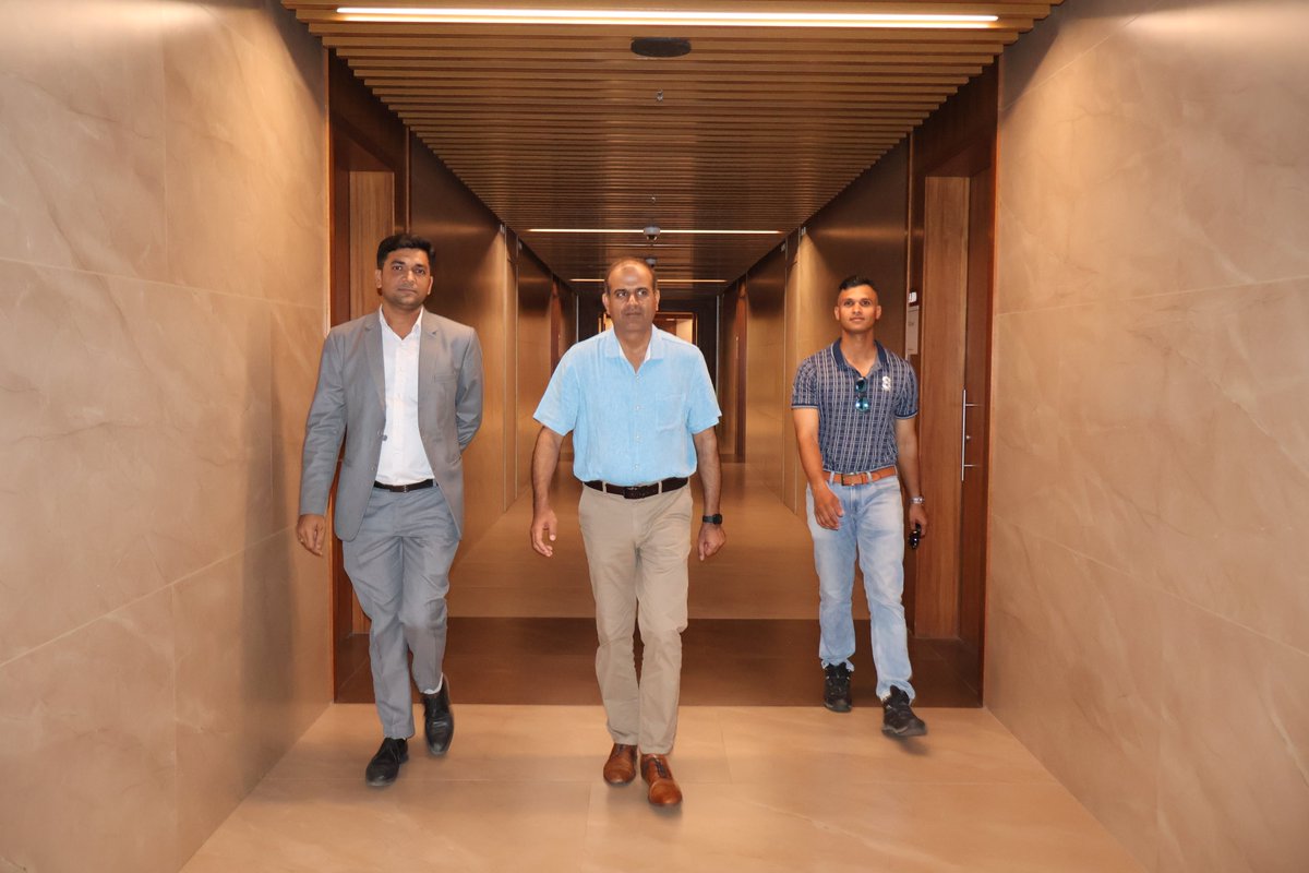 sdbbourse's tweet photo. We had privileged to welcome Captain Sandeep Shorey, INS Surat and Lieutenant Commander Vishal Preetam to @sdbbourse .

Their inspiring presence reflected the discipline &amp; dedication of the Indian Navy (@IndiannavyMedia ).

Jai Hind! 🇮🇳

#SuratDiamondBourse #IndianNavy #JaiHind https://t.co/gUST7p6ABA