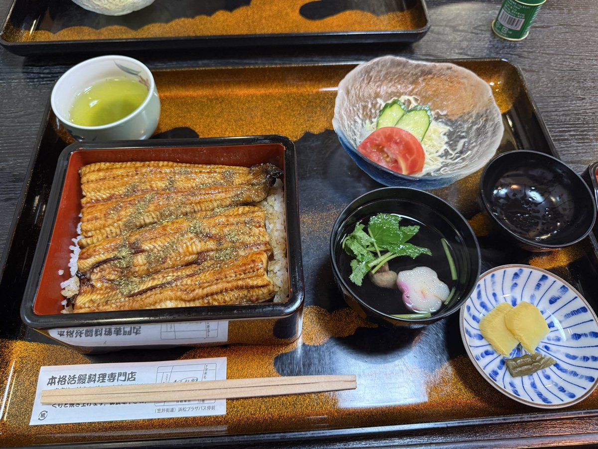 3Qrtx4v's tweet photo. お昼は美味しい鰻をいただきました😋
浜松に来たらはずせません👍
もうすぐ待ちに待った春コンですね🎤🎵🍎☘️
用あって行けませんが🥹参戦する方は楽しんで来てくださいね❗️ https://t.co/btue2sGuOk
