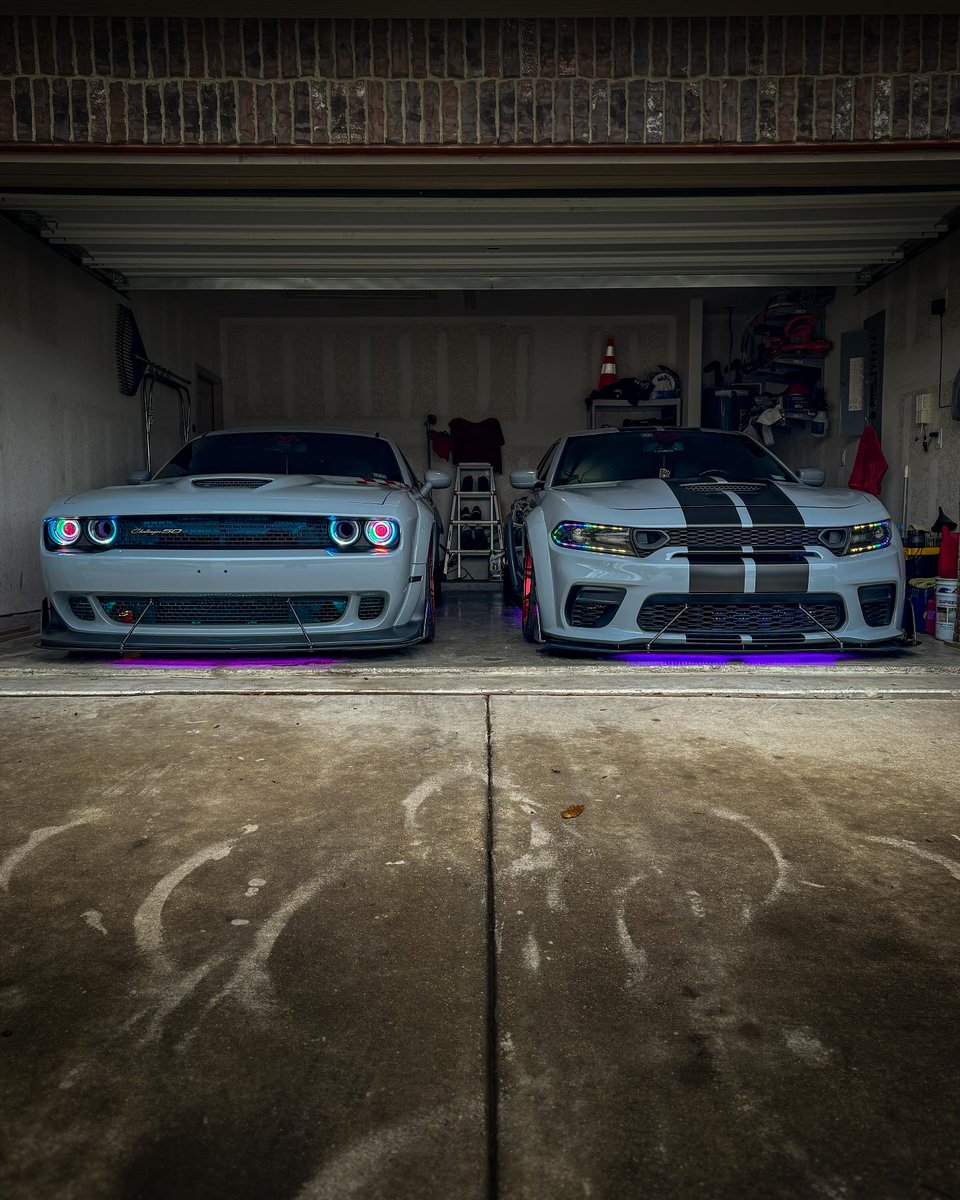 MoparChakmol's tweet photo. Left or right? https://t.co/k8OdgHT6tG