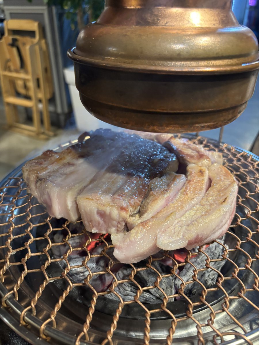 chiariines's tweet photo. 濟州島黑豬肉真的是太美味了！

#阿瑞的30後人生連載 #seoul #korea #tripwithmom #learningandliving #autumn #trip #한국 #여행 #여행스타그램 #너무좋다 #jeju https://t.co/Q3jvTBIC3K