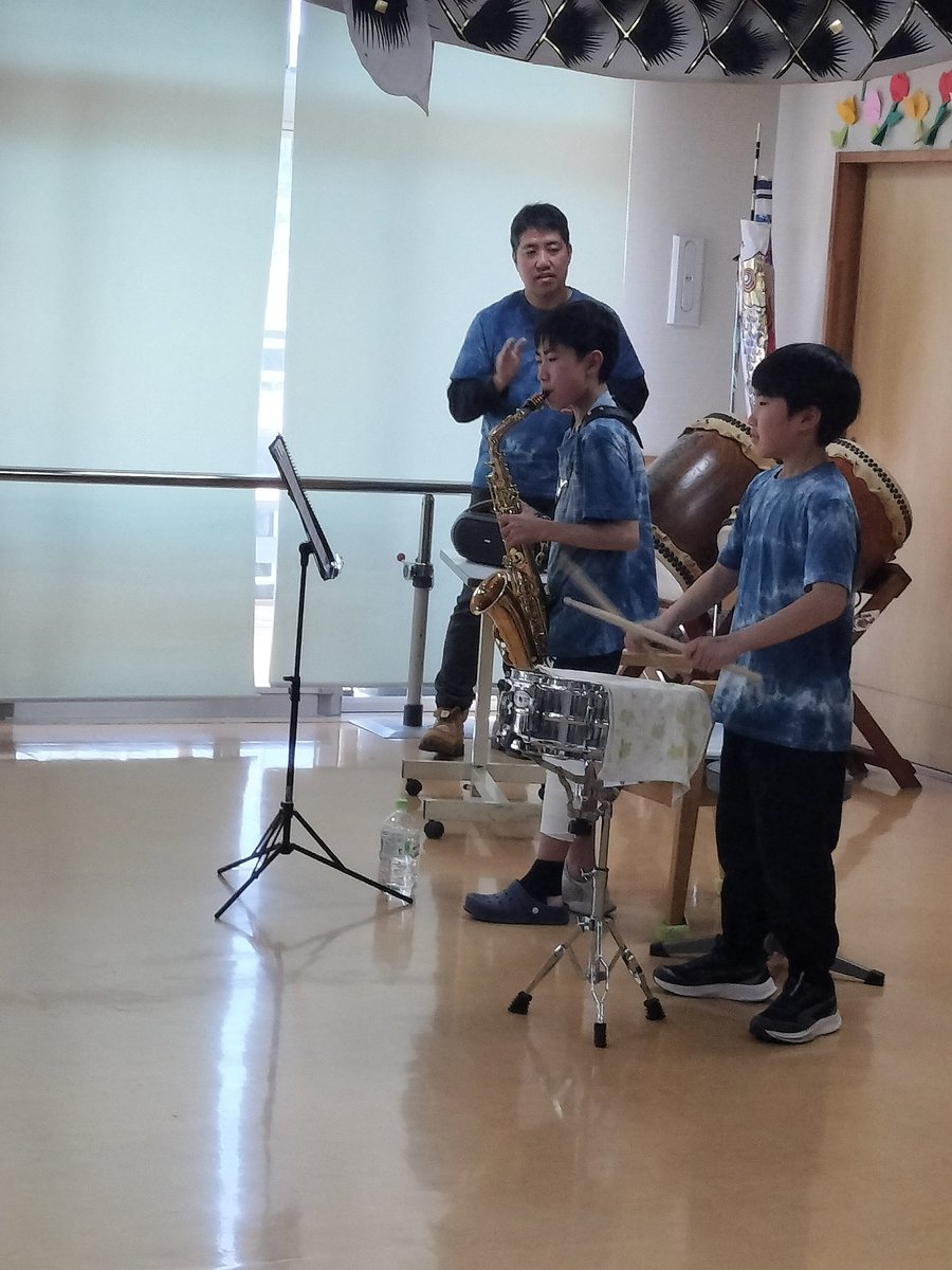 kimagon2's tweet photo. 輝豊、初のボランティア演奏会、完走しました。
計7曲。
なかなか練習が進まず、喧嘩もしましたが、中学2年生でこの経験をさせていただけたことは本当に感謝しかありません。万豊の参加も喜んでくださり良かった〜！
そして、母は間違えたりしながらも笑顔で進行＆演奏をやりきった輝豊を尊敬します✨ https://t.co/TklYdZmkKt