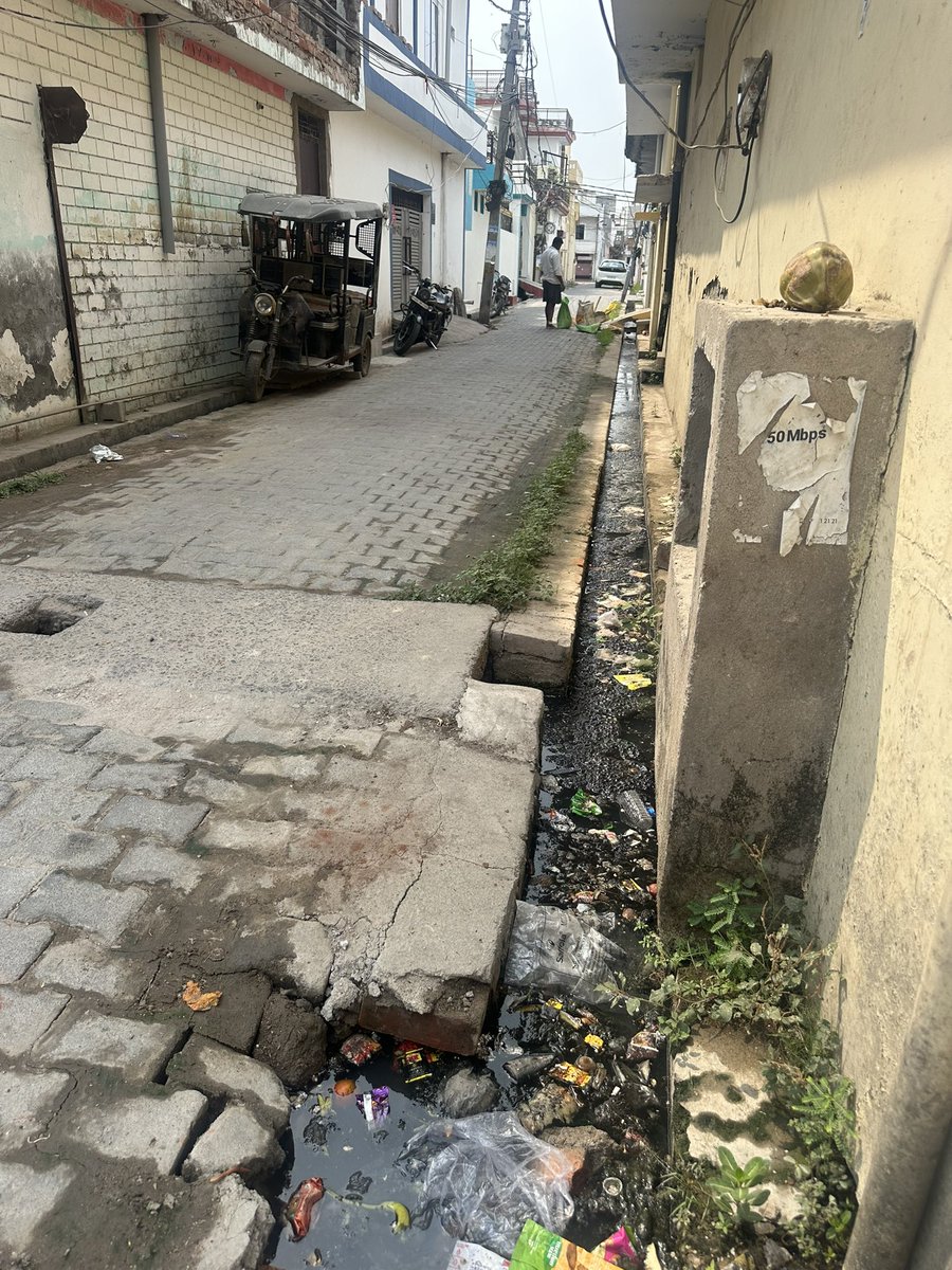 Vivekpsi's tweet photo. @nagarnigamlko @CMOfficeUP    this is the condition behind BN lal vocational inter college ,Nali is shrinking ,it was repaired but in vain https://t.co/tBKQYYtVMs