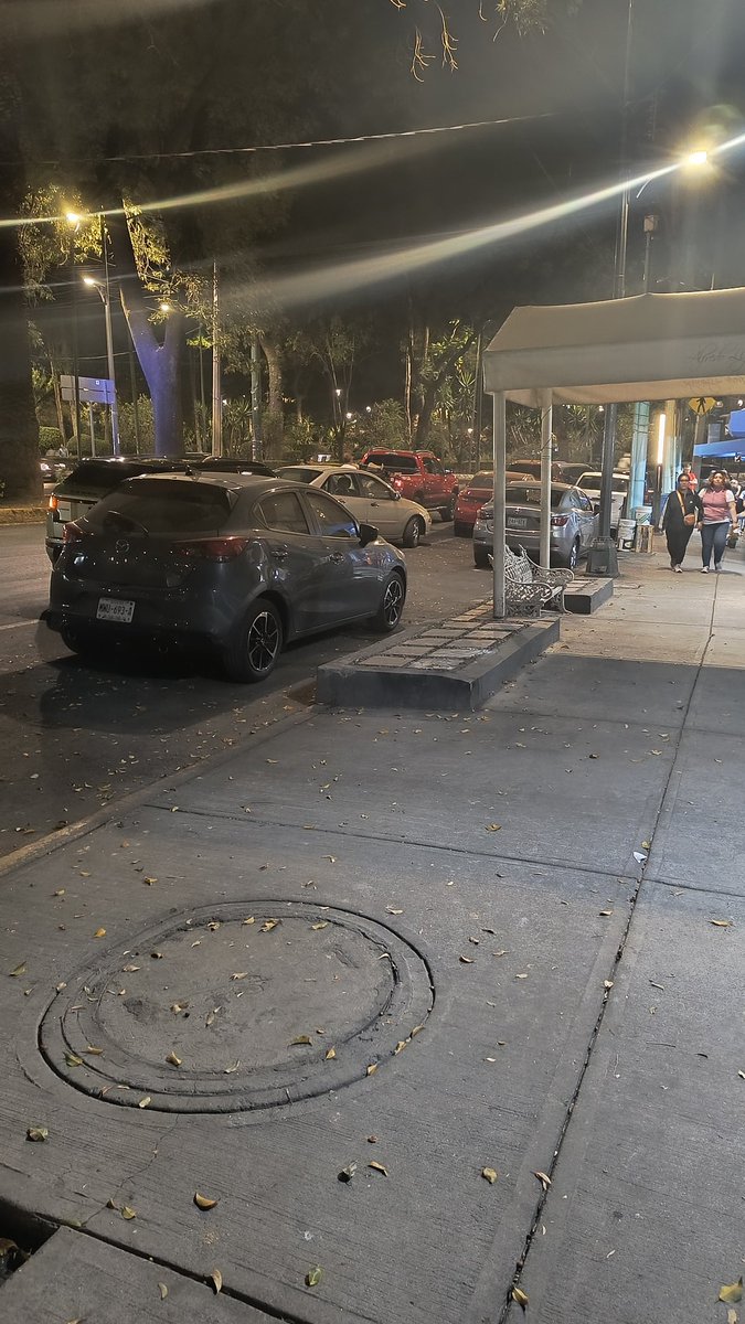 Mira esa triple fila de estacionamiento, papaw! No alcance a ver al ciclista que seguro tenía la culpa