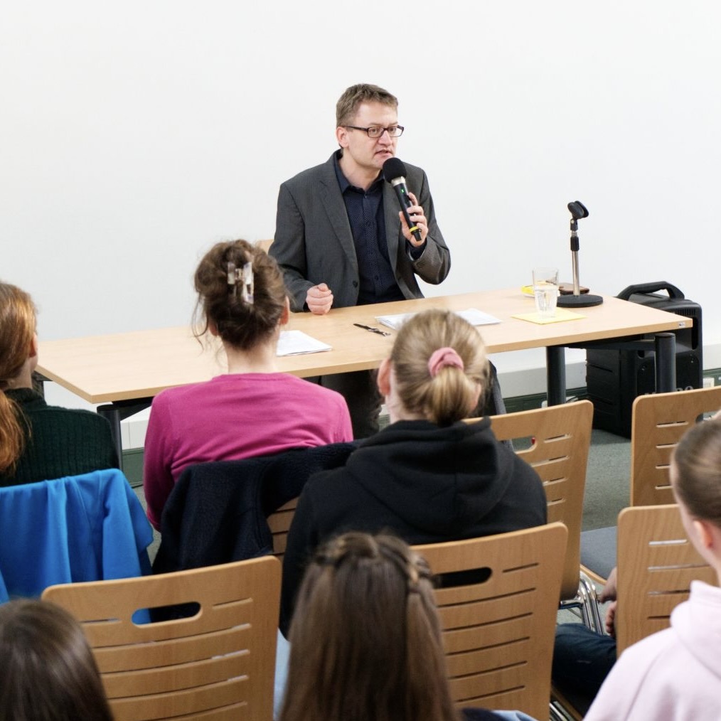 Nach meinen Lesungen aus Victor Klemperers Tagebuch 1933-1945 im März für Partnerschulen der TU Dresden wurde ich gefragt, warum ich das mache. Hier könnt ihr meine Antworten lesen. (Foto: TUD/Stephan Wiegand)
👉🏼 tu-dresden.de/tu-dresden/uni…