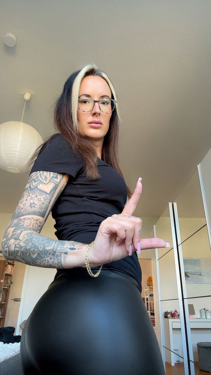 Zahl, Loser.
Du weißt, dass du sonst nichts wert bist, also erfüll deinen Zweck. Jetzt! 😈

Leder findom femdom Geldherrin