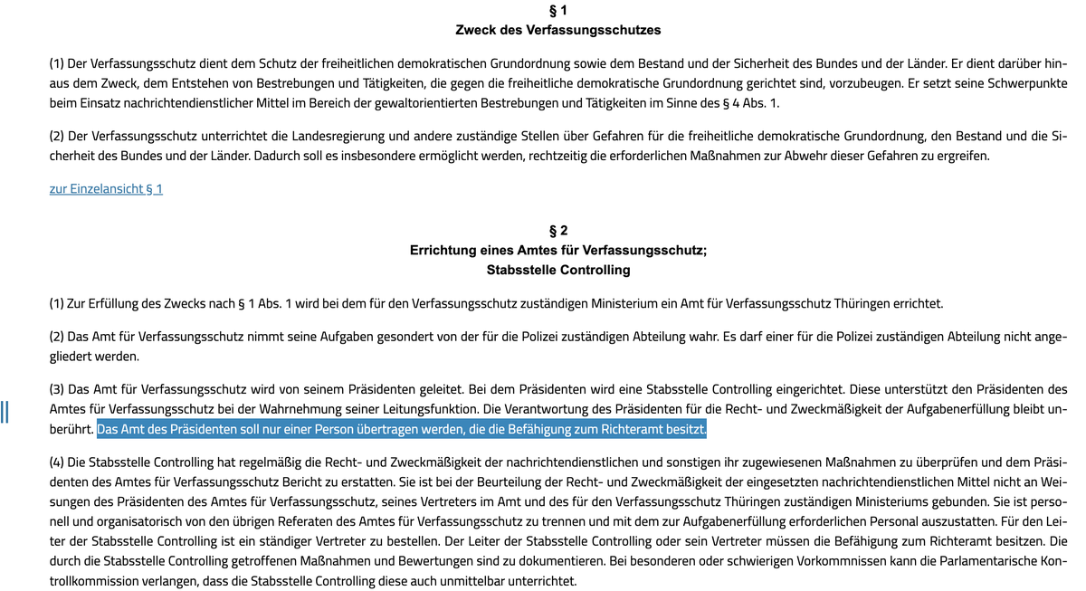 MitAktien's tweet photo. Das Verfassungsschutz-Gesetz von Thüringen sieht vor, dass nur Präsident des Verfassungsschutz werden soll, wer "die Befähigung zum Richteramt" hat. 
Dazu muss also folgendes gegeben sein:

1.  Bestehen der Ersten Juristischen Prüfung
(früher als „1. Staatsexamen“ bezeichnet) – Abschluss des Studiums an einer Universität.

2. Zweijähriger juristischer Vorbereitungsdienst (Referendariat)
Dieser wird bei einem Oberlandesgericht oder einem Justizprüfungsamt absolviert und umfasst praktische Stationen an Gerichten, Staatsanwaltschaften, Behörden sowie bei Anwälten.

3. Bestehen der Zweiten Juristischen Staatsprüfung
(früher „2. Staatsexamen“) – Abschlussprüfung des Referendariats.

Der Verfassungsschutzpräsident von Thüringen, Stephan Kramer hat nicht mal ein abgeschlossenes Rechtsstudium 😂😂😂 und die wollen uns alle erzählen, wir sollten diesen Behörden blind vertrauen, ohne überhaupt deren Gutachten lesen zu dürfen.