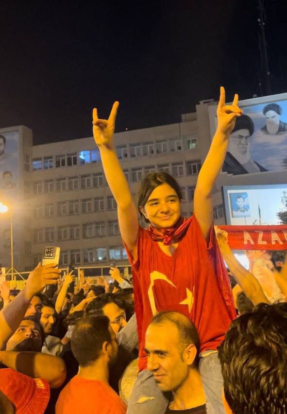 Kutluyoruz.
Tebriz’in Türk “Tractor” kulübü 55 yıllık tarihinde ilk kez İran şampiyonu oldu.

Tanrı Türk’e Yar Olsun. Azerbaycan Var Olsun. 🇦🇿🇹🇷