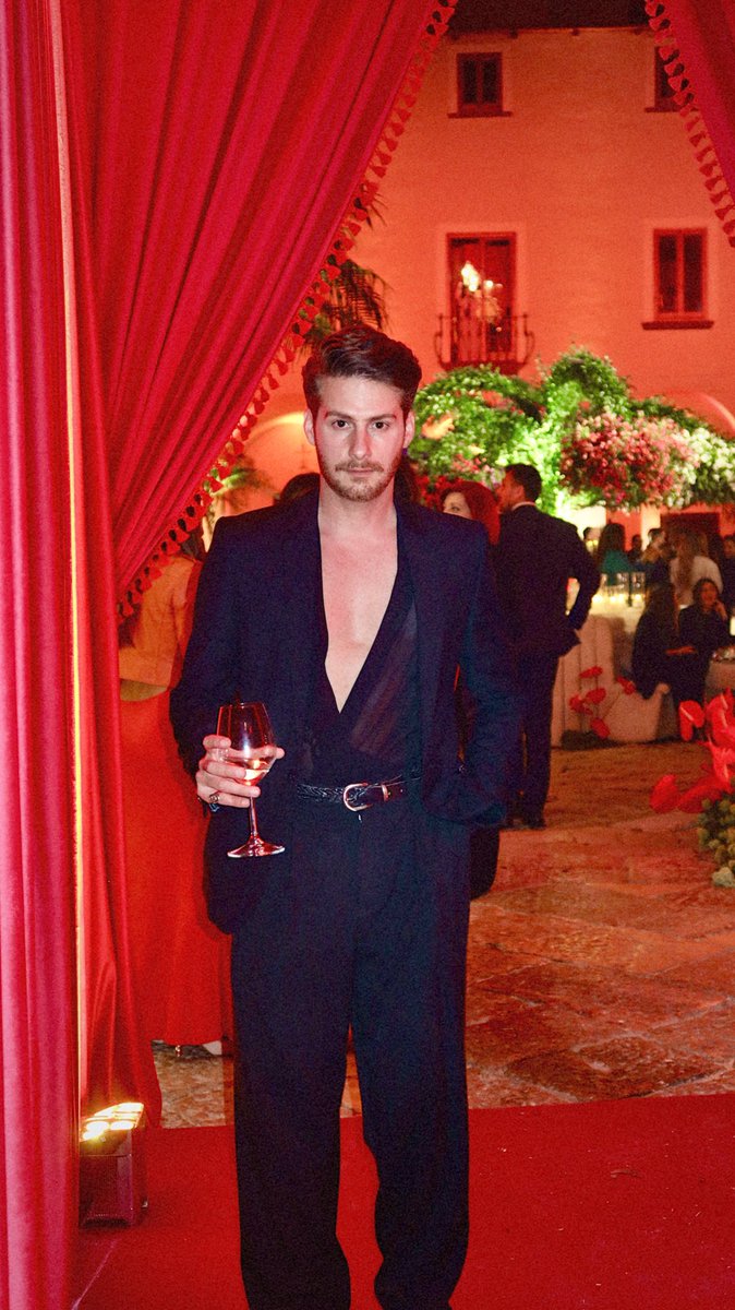 Valerio Natale (@valerio_natale8) on Twitter photo Retwitta se ti piace l’uomo vestito elegante. Retwitta se ti piace l’uomo vestito elegante.