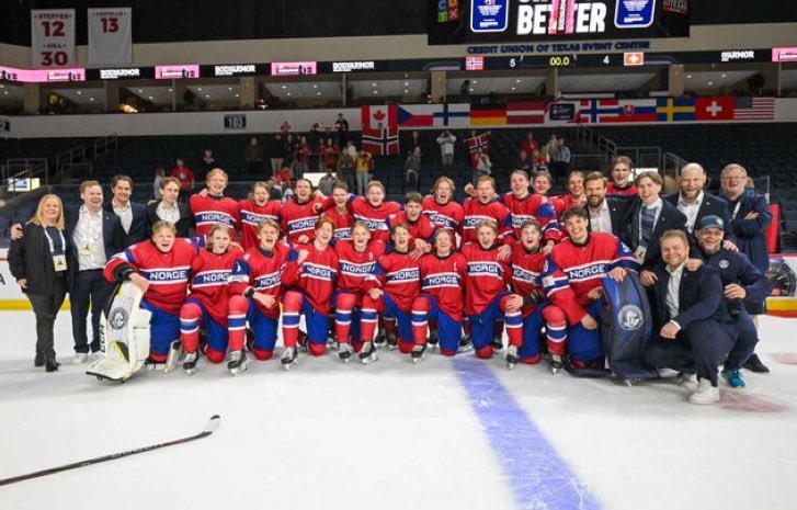 🎉 U18-landslaget med støtteapparat feiret ny kontrakt på A-nivå i USA denne uken etter den dramatiske seieren over Sveits🇳🇴

📸 Timothy Austen, IIHF