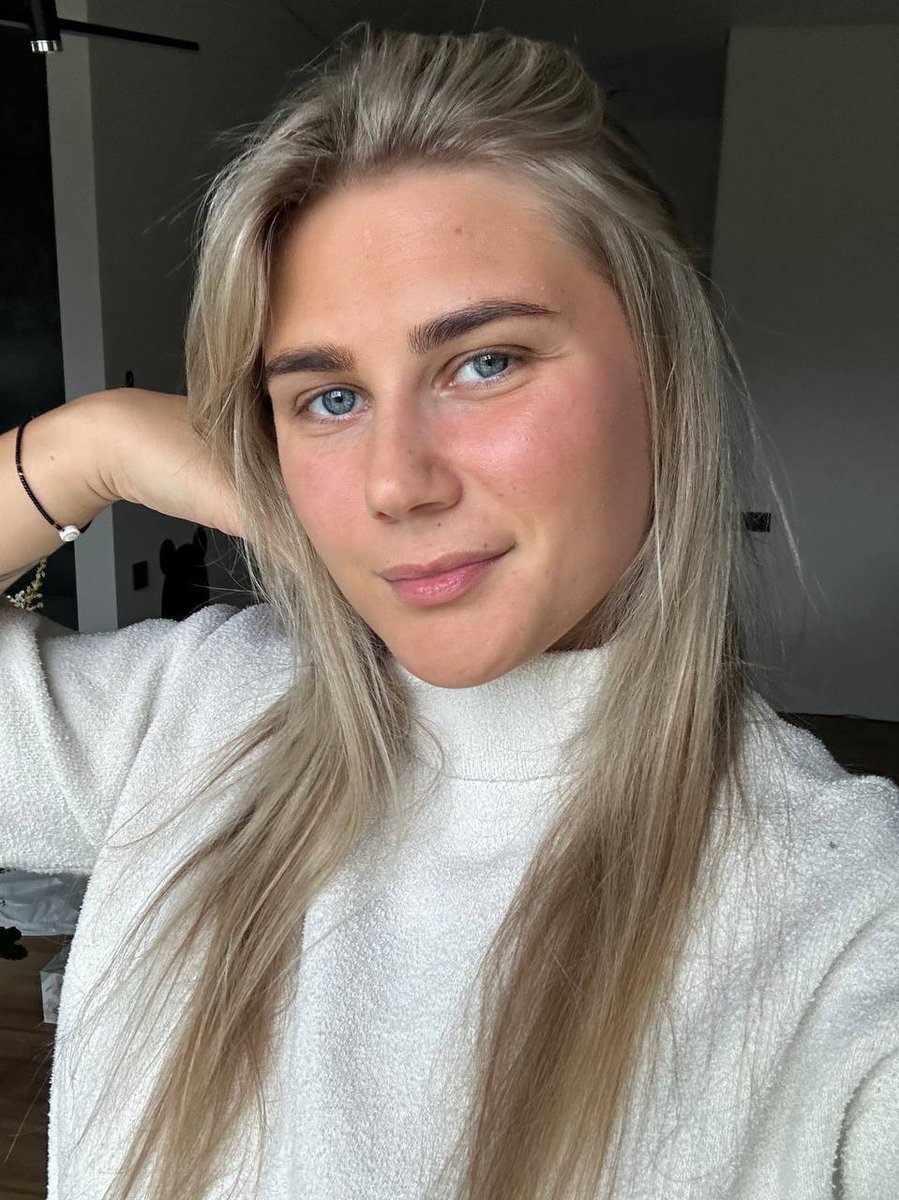 PrettyDevil90's tweet image. Do you think deep conversations and low lights make things more intimate… or just more dangerous?