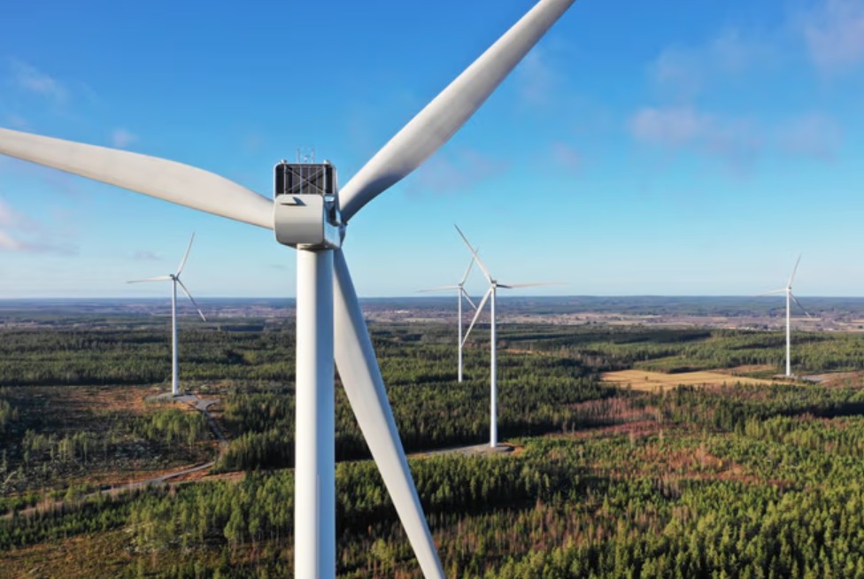 paroni_p's tweet image. There are no windmills in Eastern Finland because they are considered to interfere with the use of radar. Now the idea has turned 180 degrees. Now they want a wall of over 1,000 windmills on the eastern border, the mills will be equipped with the latest radar technology.