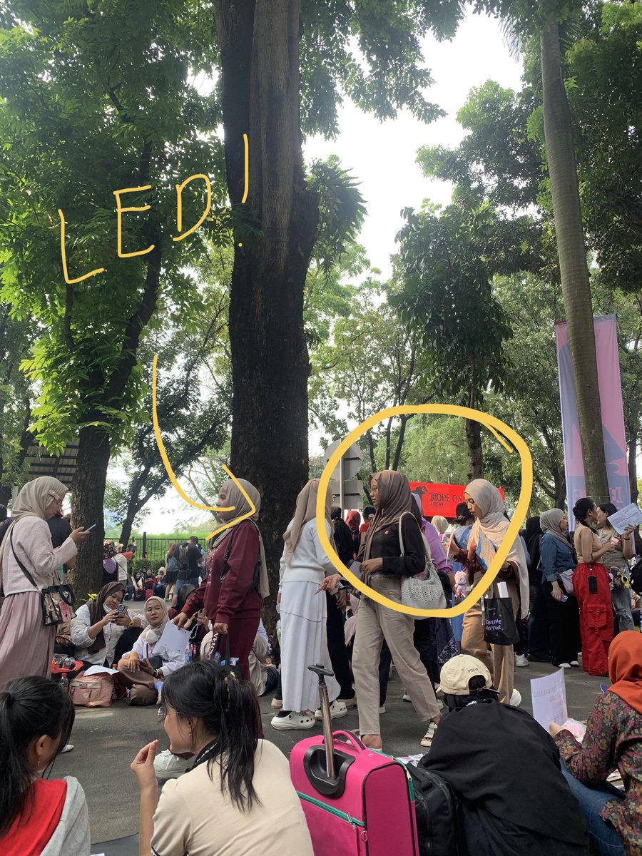 _oddtoyou's tweet photo. WE’RE HERE!!!! di seberang LED entrance agak di kiri dikit yaaa🤍 find us and say hi! https://t.co/HtAoutpwQf