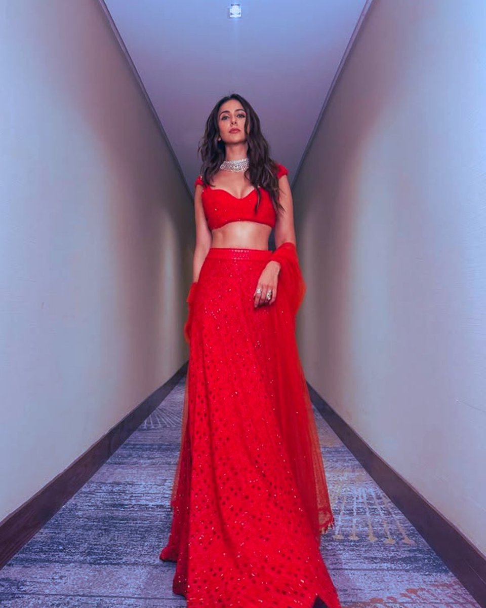 BollyCritBuzz's tweet photo. Red hot & ravishing! 🔥❤️
Rakul Preet Singh serving pure glamour and elegance in this dazzling red outfit! 😍✨
Slaying the fashion game—one look at a time! 👑
#RakulPreetSingh #RedLook #BollywoodGlam #FashionQueen #StyleGoals #BR #BC #DesiFashionista #GorgeousInRed https://t.co/aPtJZn1F5j