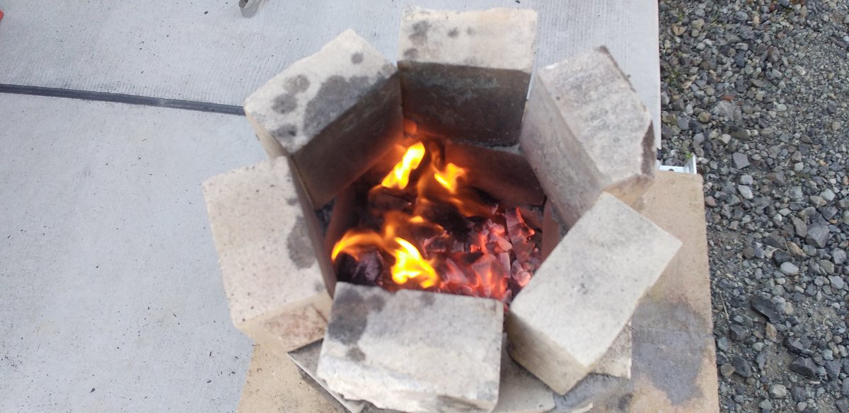 Rusty_Diy's tweet photo. ポツリと一戸建てでは耐火レンガでロケットストーブを作って、羽釜でお米を炊いています🎵🙌
ロケットストーブ↓↓
https://t.co/Bh15UNXXeW

めちゃめちゃ旨い‼️😆

炊飯器使わなくなりました😅

#ロケットストーブ
#RustyさんのMega10_無学の郷 https://t.co/XVvco7Ka62