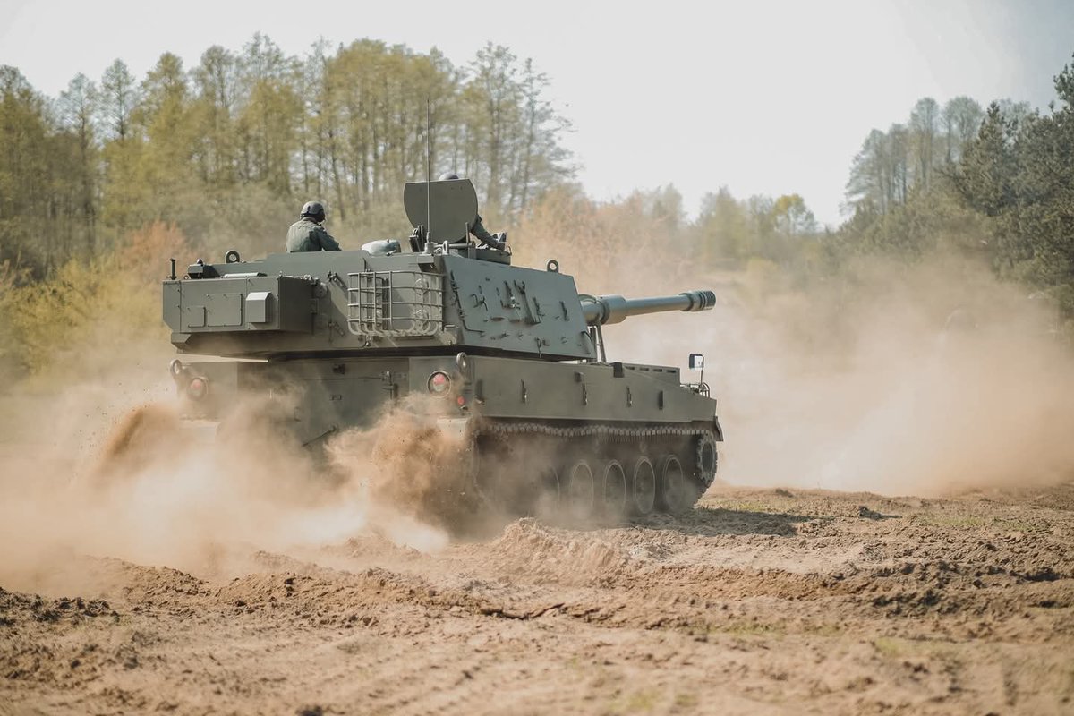 TheGreyPatriot_'s tweet photo. π΅π±π°π· Today's training of our troops from 1st Mazovian Artillery Brigade on K9GFs.
#Poland #Polska #Military #Army #Today #K9A1 #K9 #K9GF #Artillery #Cannon #SPG #SPH #Training #Tactical https://t.co/FvaolDqRNH