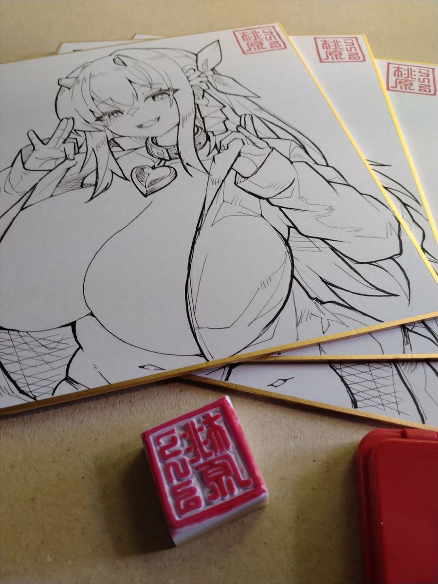 BOOTH用の色紙制作中～その②🍑✨
落款は消しゴムハンコ～落款押すのも毎回緊張します(;'∀`)
背景はメタリックなマーカーで塗り塗り…
3回重ね塗りします～(∩'∀`)∩
GWなのでテカテカさせてみました～手ブレw😅💦 