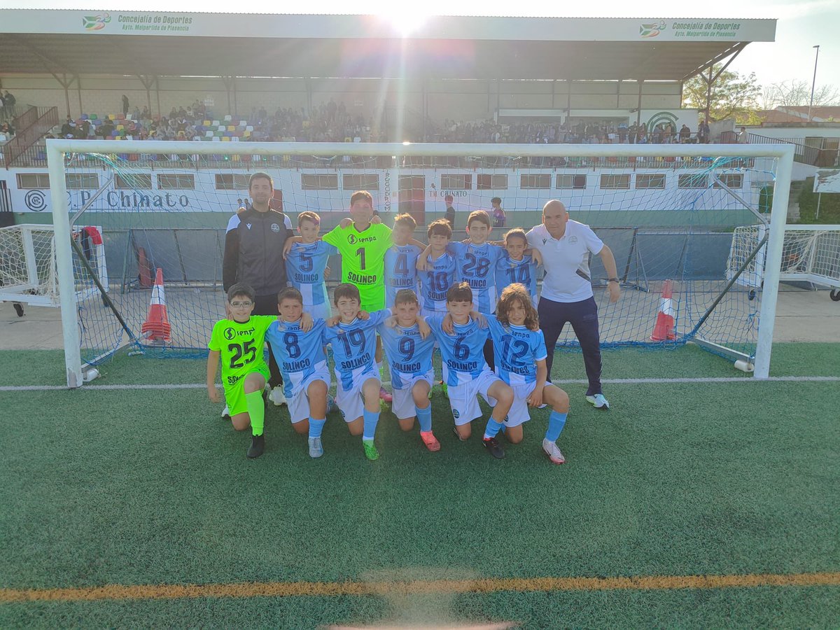 CanteraCDCoria's tweet photo. ¡CAMPEONES! 🏆

El pasado jueves, nuestro Alevín 'A' se proclamó campeón del Chinato Cup. 🤩

Bonito día de fútbol el que vivieron nuestros chicos en el que destacó la buena organización por parte del @CPChinato ✅

¡ENHORABUENA CRACKS! 🩵

📲 #CreciendoJuntos #NuestraCanteraMola https://t.co/klbXDgDENq