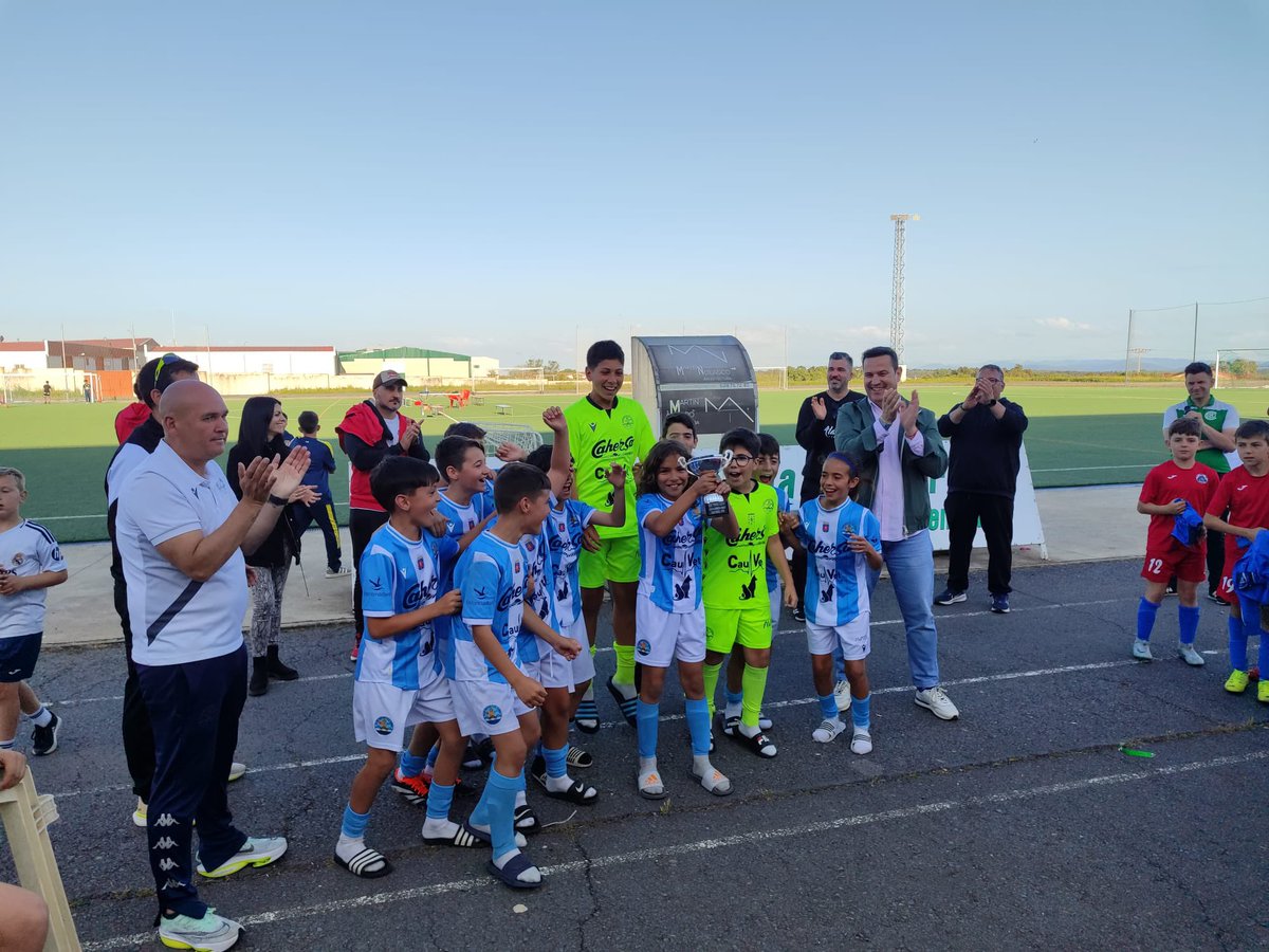 CanteraCDCoria's tweet photo. ¡CAMPEONES! 🏆

El pasado jueves, nuestro Alevín 'A' se proclamó campeón del Chinato Cup. 🤩

Bonito día de fútbol el que vivieron nuestros chicos en el que destacó la buena organización por parte del @CPChinato ✅

¡ENHORABUENA CRACKS! 🩵

📲 #CreciendoJuntos #NuestraCanteraMola https://t.co/klbXDgDENq