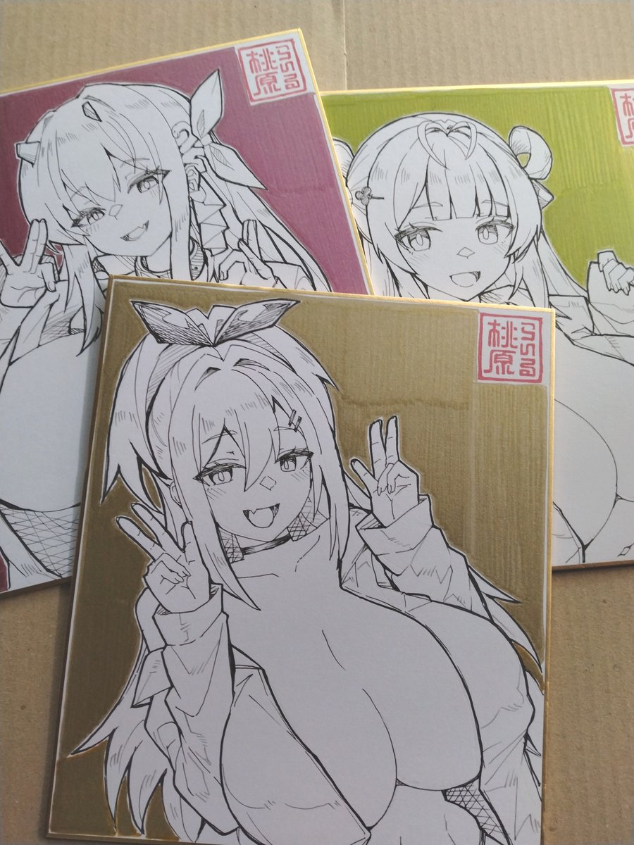 BOOTH用の色紙制作中～その②🍑✨
落款は消しゴムハンコ～落款押すのも毎回緊張します(;'∀`)
背景はメタリックなマーカーで塗り塗り…
3回重ね塗りします～(∩'∀`)∩
GWなのでテカテカさせてみました～手ブレw😅💦 