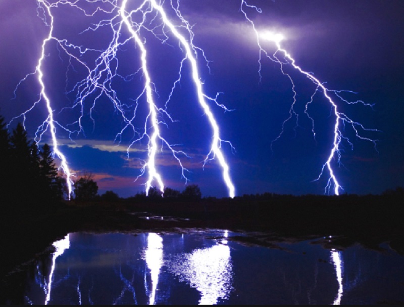 বজ্রপাত থেকে নিরাপদ থাকতে যা করা উচিত