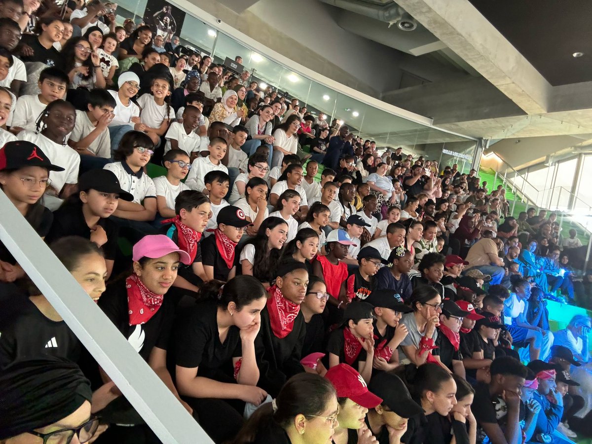 Un moment suspendu à l’Arena Teddy Riner.
Les élèves de Descartes A, B et Poincaré A ont dansé avec cœur et énergie.
Merci à la Cie Univers Art, aux enseignants et au PRE.
La danse rassemble, apaise, élève.
Un vrai moment de grâce.