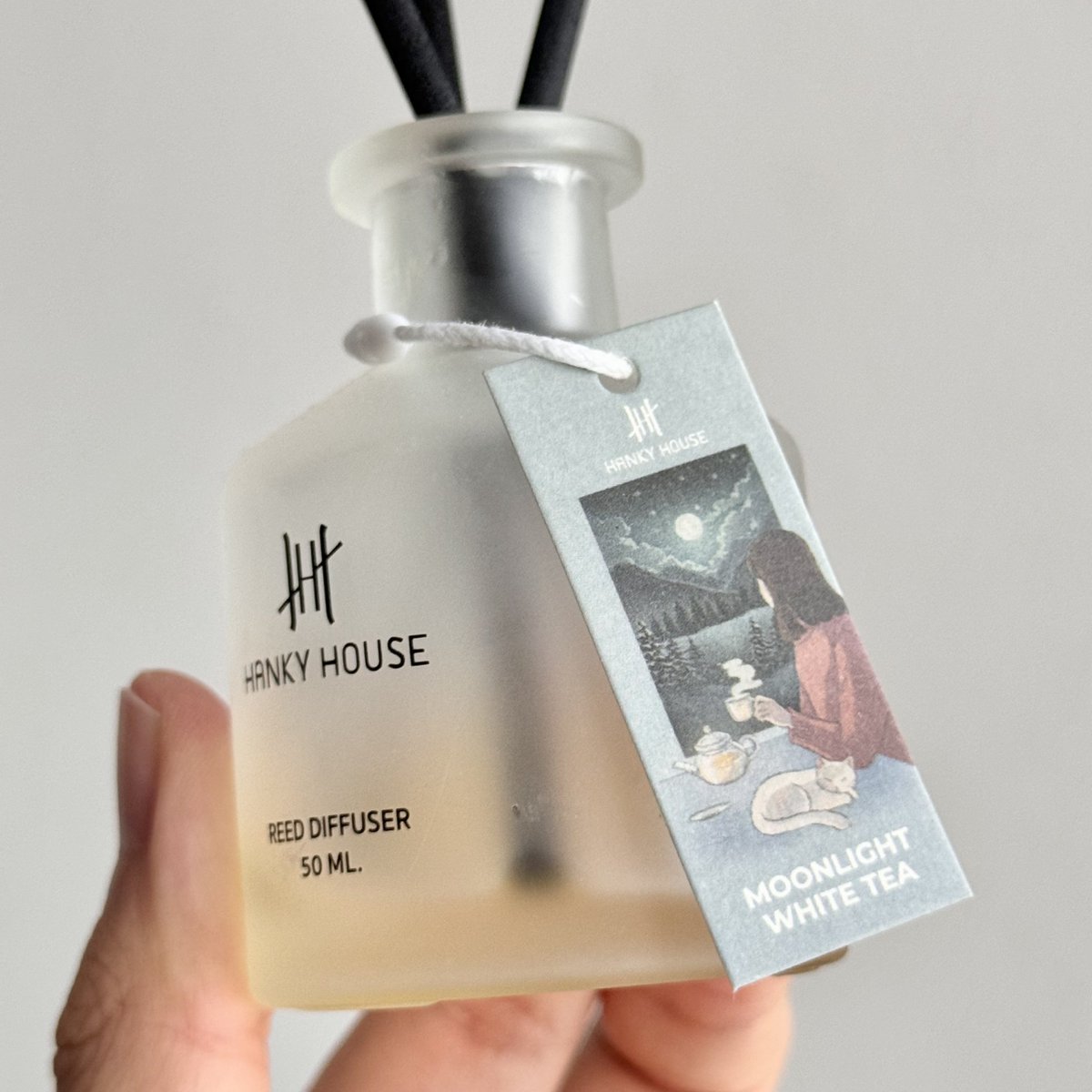 อยากกราบคนที่คิดกลิ่นนี้ 1000 ครั้ง เพราะโคตรรรรหอมมมม กลิ่น moonlight white tea ของ hanky house ยกให้เป็น fav diffuser เลย คนมาห้องคือทักบ่อยมากว่าห้องหอมมาก เป็นกลิ่นชา+ดอกไม้ขาวที่เข้ากันสุด อยากอยู่ห้องตลอดไปไม่เกินจริง 
s.shopee.co.th/7fMyTJ2IDT
s.lazada.co.th/s.wY3xW?cc