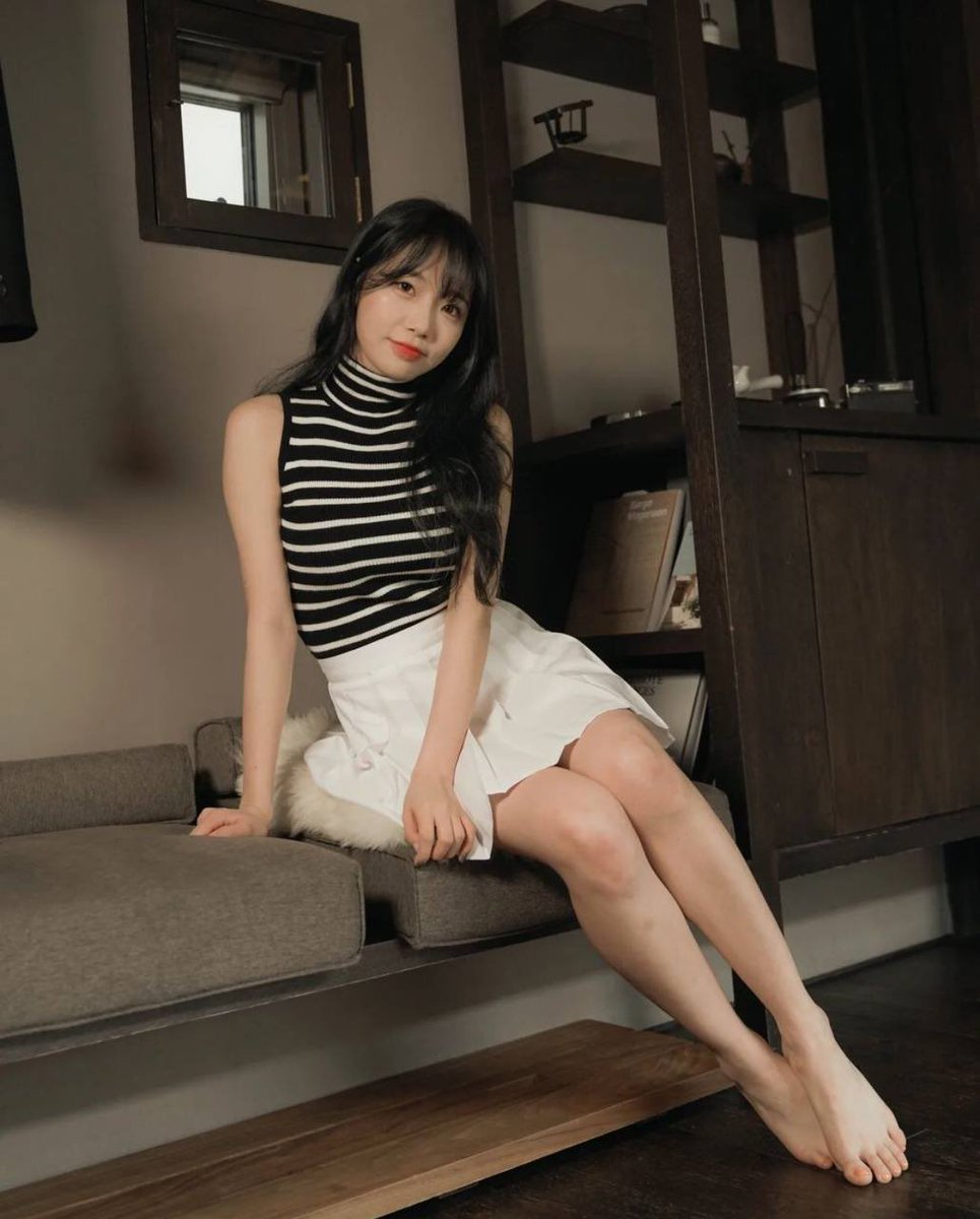 想不想从小脚轻轻往上抚摸 慢慢到大腿 直到最后的神秘地带 一点点把我占有💋
#新加坡约炮 
#马来西亚约炮