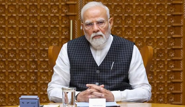 NewsAlgebraIND's tweet photo. BIG BREAKING NEWS 🚨 India bans all imports of goods from Pakistan.

HUGE SETBACK for Pakistan's economy.

India to also ask global multilateral agencies including IMF to REVIEW loans & Funds grants to Pakistan.

Pakistan's economy to worsen further.

Never ever doubt on Modi Ki Guarantee!!