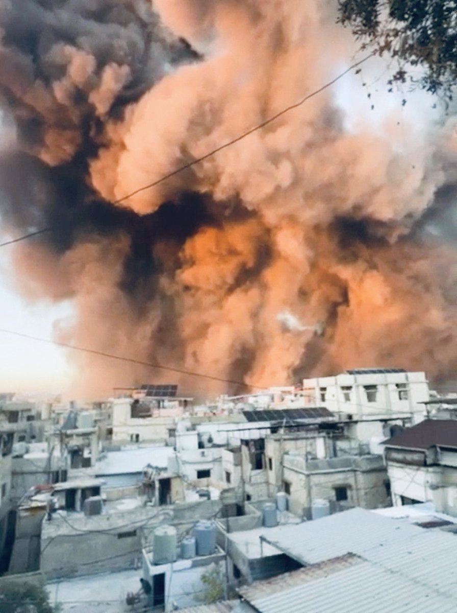 smadar_shmueli's tweet image. הלחם או ברח

1. סליחה אם נפגעתם, אך מחילה. אני לא חוזרת בי מאף מילה.
וההסבר:
בפוסט קצר וסרטון מכיכר הבימה 
רמזתי לפחדנות התל אביבית מטרור,
שעומדת בסתירה להיותו פשרן וחלבי 
ולמעשה ברעיונותיו האסתטיים, הפוטוגניים, האידיאלים, המרגיעים, המרדימים, 
הוא בפועל ובאופן בלתי מודע
פרו-טרור,…