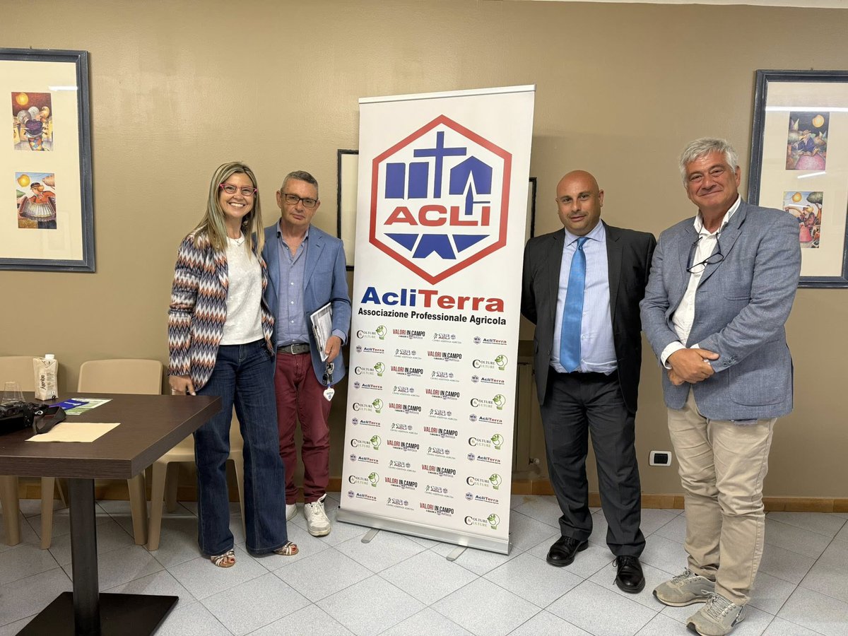 McGadda's tweet photo. Con #acliterra a #Orbetello per un incontro molto interessante di riflessione sul futuro delle lagune, ecosistemi fragili e dinamici che necessitano di strategie di sistema e investimenti per preservarne lo straordinario potenziale naturalistico, sociale, economico e produttivo. Grazie al presidente nazionale di Acli Terra Nicola Tavoletta, Francesco Prina, Enrico Dini e Pierluigi Piro per il momento di confronto. 
E dopo una meravigliosa alba sul mare, si torna a Varese 
￼
