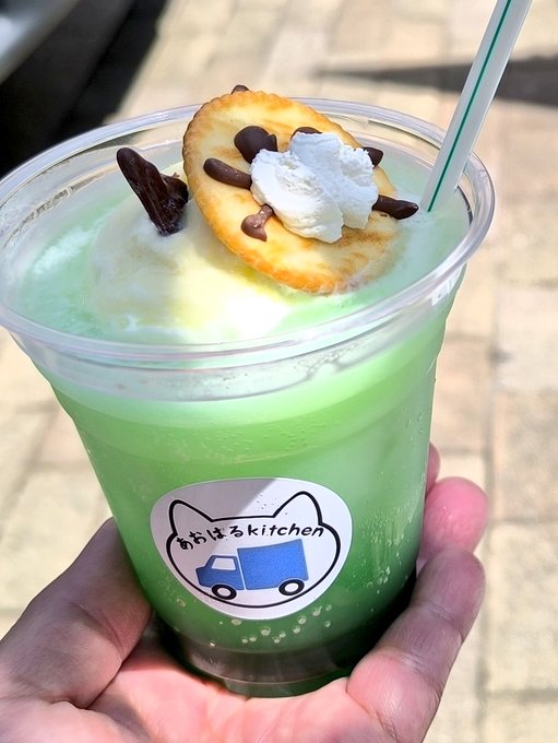 土曜日のクリームソーダ。ねこさんてすねえ ごちそうになってました、感謝m(_ _)m 暑い日にはクールダウンが必要 