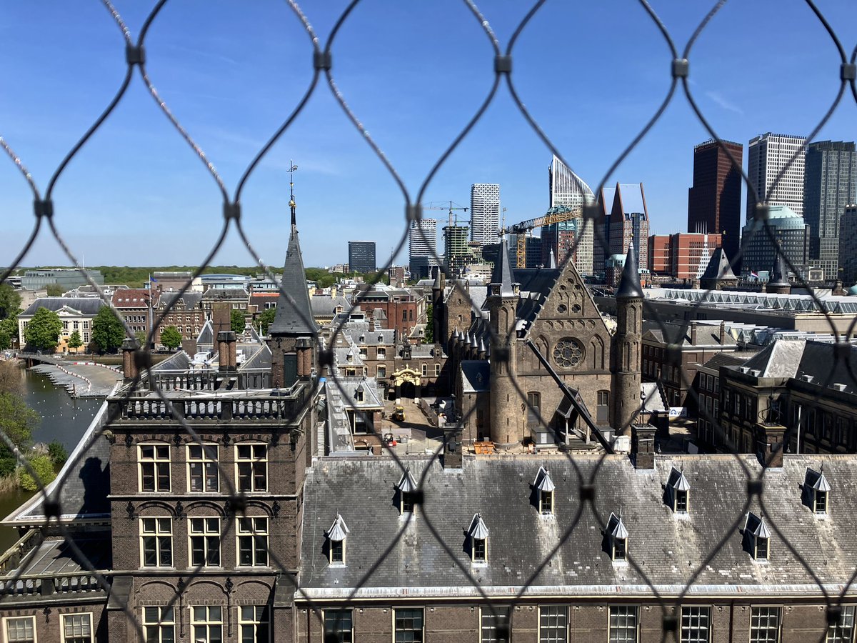 Collega <a href="/IrisVerhulsdonk/">Iris</a> had weer eens een leuk plan voor #HaagseZaken: de toren op om te praten over de verbouwing van het Binnenhof, samen met <a href="/ha_hosman/">Hanna Hosman</a> audio.nrc.nl/episode/133264…
