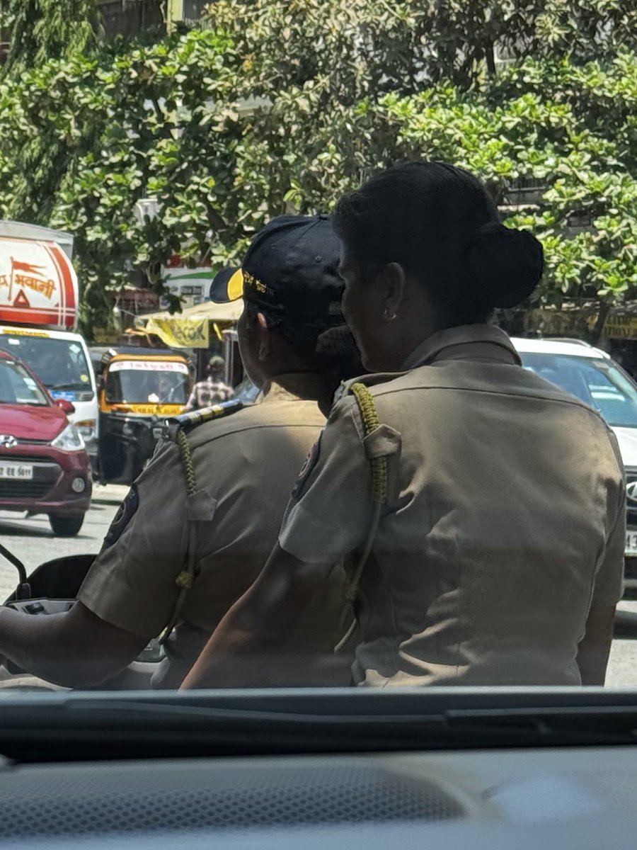 The cops only violate the rules here. No helmets. Spotted in Oshiwara, Mumbai. https://t.co/3u04ssDY