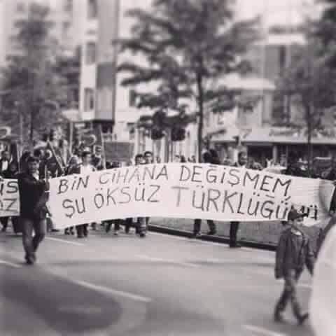 Saraylarda süremem
Dağlarda sürdüğümü
Bin cihana değişmem
Şu öksüz Türklüğümü

#3MAYISTÜRKÇÜLERGÜNÜ 
#3MAYIS