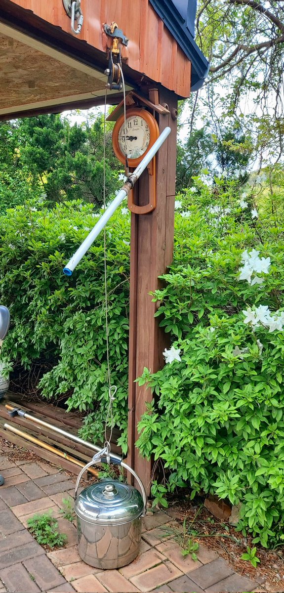 누군가 도르래를 달고 솥에 돌멩이를 넣어 운동기구를 만들어 놓았다.