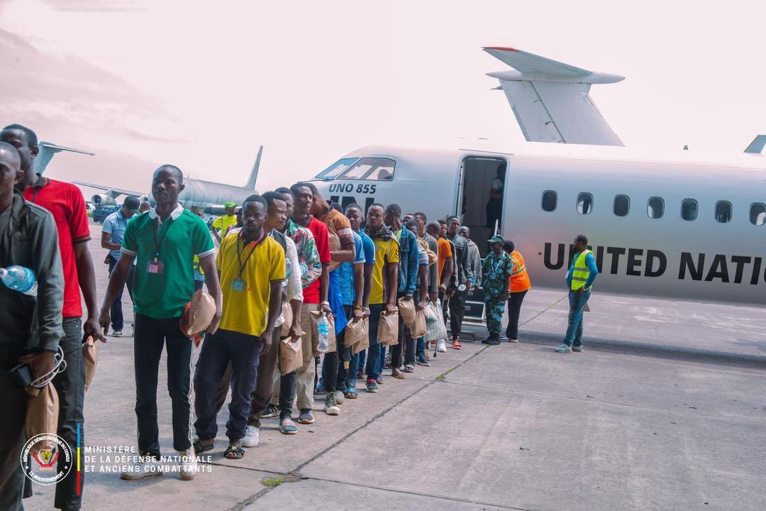 mediacongo's tweet image. Négociations #Kinshasa-#M23: Evacués par le #CICR, les premiers éléments #FARDC, qui ont quitté #Goma, sous protection de la #MONUSCO, sont arrivés à dans la capitale et ils ont été accueillis à l'aéroport international de #Ndjili, par @SuminwaJudith accompagné de @GuyKabombo