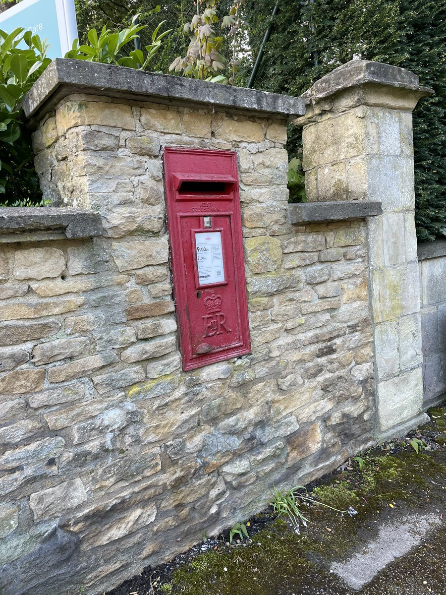 OxyJem's tweet photo. Good sunny morning to all - especially those who enjoy #PostboxSaturday !
Here’s a wall box from Iffley Turn in Oxford, snapped in the week. @letterappsoc https://t.co/IR4TzZIbxO