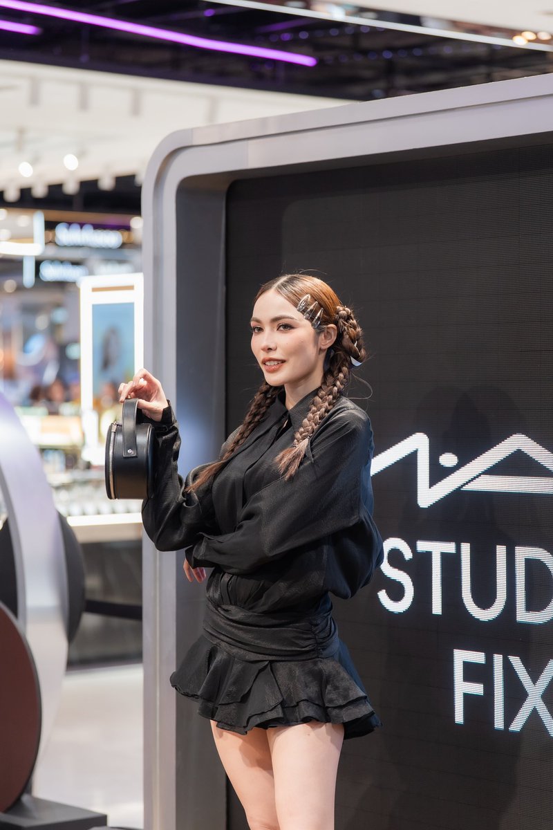 MACCosmeticsTH's tweet image. เสิร์ฟ Natural Look แบบคุณชาร์ล็อต @itscharlotty ด้วยแป้ง #MACSTUDIOFIX พร้อมตะโกนดังๆ ทั่วเซ็นทรัล ลาดพร้าวว่า “แป้งที่ดีที่สุดคือแป้ง M•A•C” 🖤✨🛍️

#FIXผิวใหม่ให้MACเสิร์ฟ
#ที่สุดของแป้งMAC #MACCosmeticsThailand #MACxCharlotteAustin