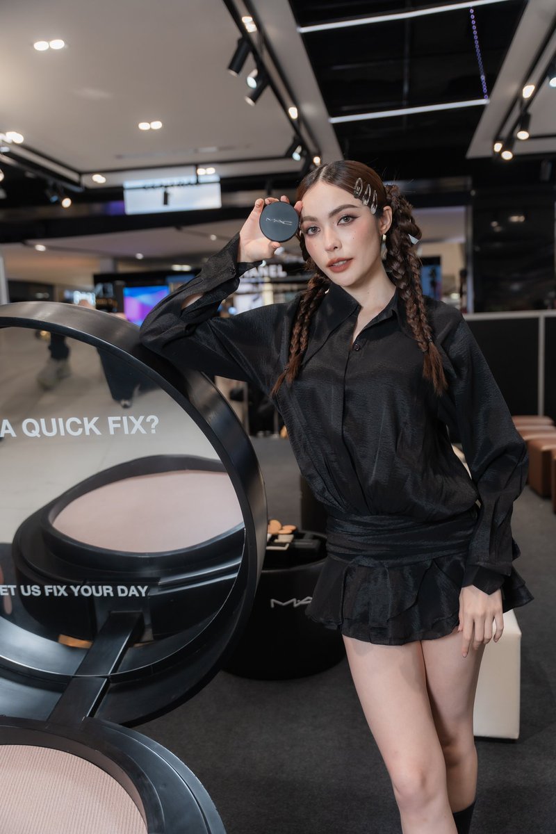 MACCosmeticsTH's tweet image. เสิร์ฟ Natural Look แบบคุณชาร์ล็อต @itscharlotty ด้วยแป้ง #MACSTUDIOFIX พร้อมตะโกนดังๆ ทั่วเซ็นทรัล ลาดพร้าวว่า “แป้งที่ดีที่สุดคือแป้ง M•A•C” 🖤✨🛍️

#FIXผิวใหม่ให้MACเสิร์ฟ
#ที่สุดของแป้งMAC #MACCosmeticsThailand #MACxCharlotteAustin