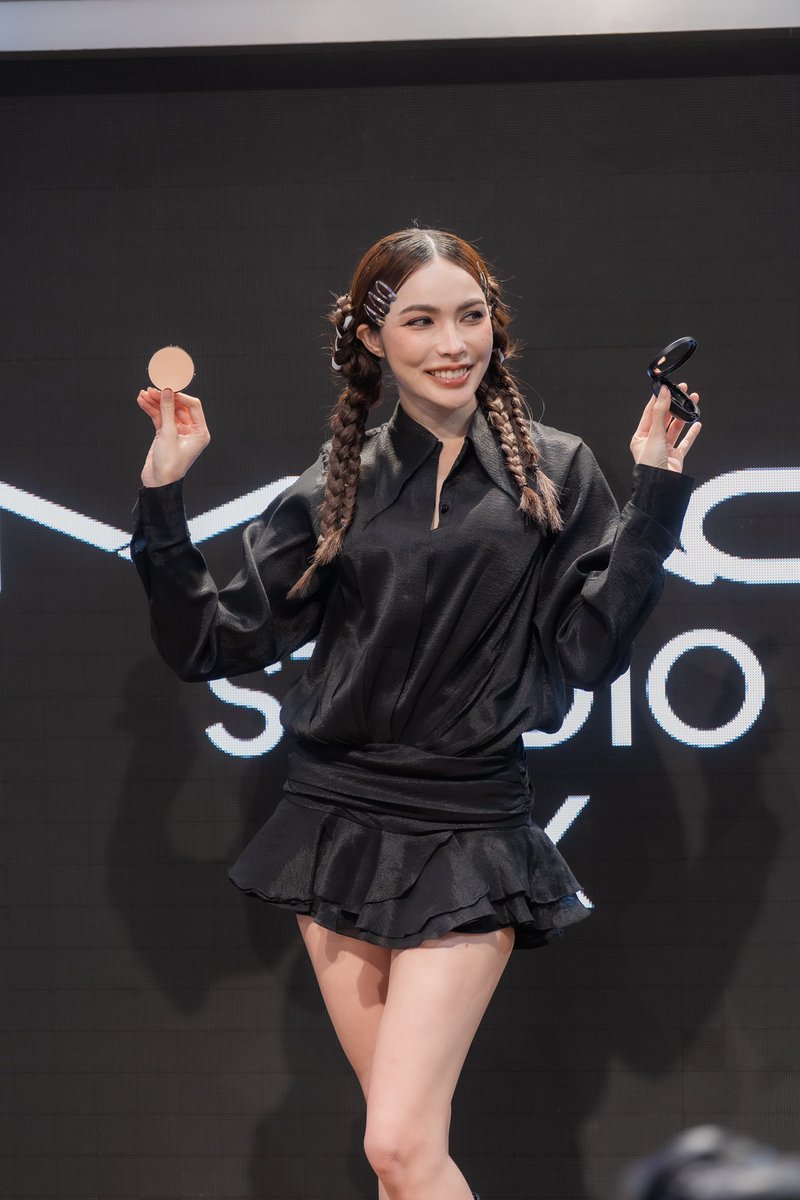 MACCosmeticsTH's tweet image. เสิร์ฟ Natural Look แบบคุณชาร์ล็อต @itscharlotty ด้วยแป้ง #MACSTUDIOFIX พร้อมตะโกนดังๆ ทั่วเซ็นทรัล ลาดพร้าวว่า “แป้งที่ดีที่สุดคือแป้ง M•A•C” 🖤✨🛍️

#FIXผิวใหม่ให้MACเสิร์ฟ
#ที่สุดของแป้งMAC #MACCosmeticsThailand #MACxCharlotteAustin