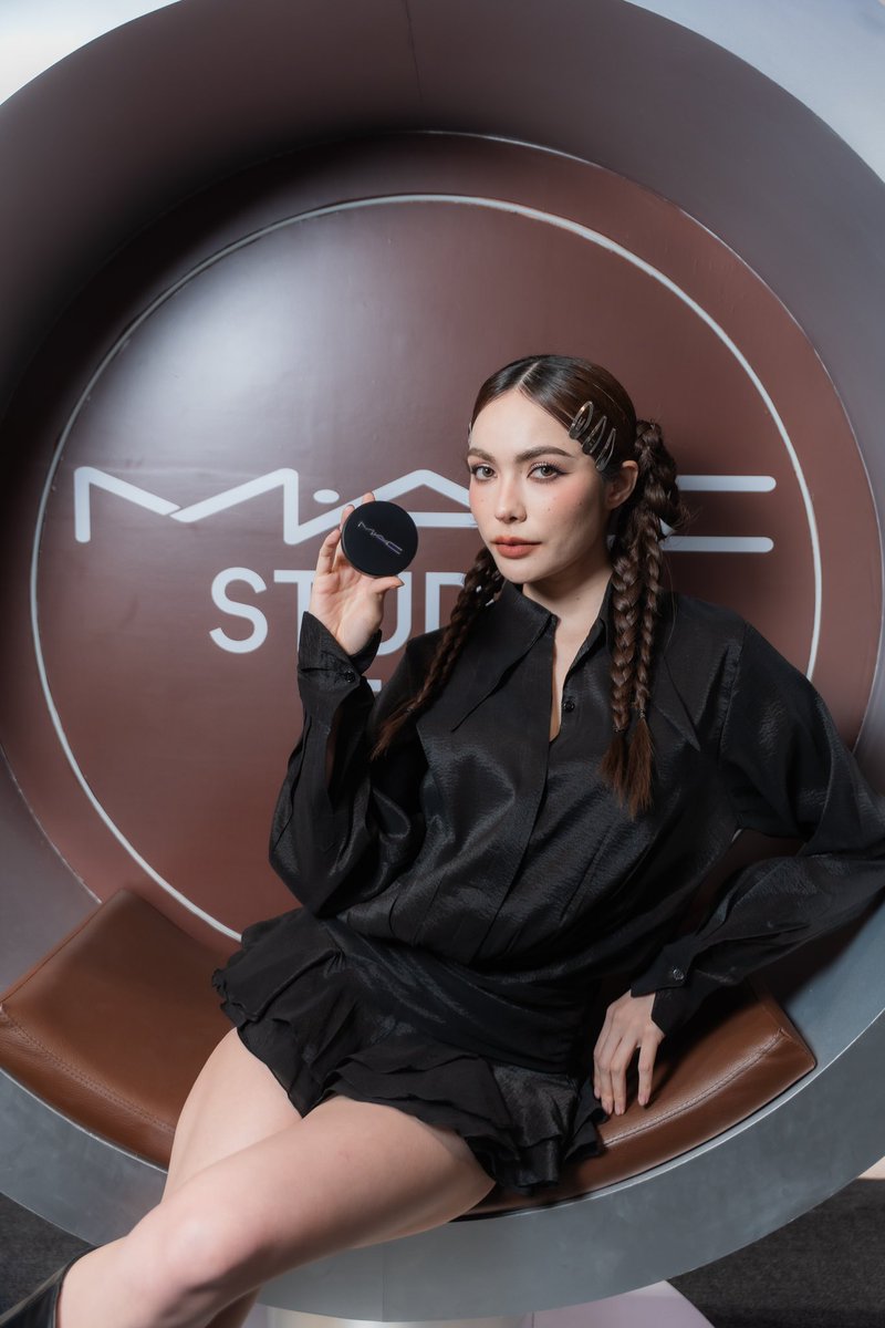 MACCosmeticsTH's tweet image. เสิร์ฟ Natural Look แบบคุณชาร์ล็อต @itscharlotty ด้วยแป้ง #MACSTUDIOFIX พร้อมตะโกนดังๆ ทั่วเซ็นทรัล ลาดพร้าวว่า “แป้งที่ดีที่สุดคือแป้ง M•A•C” 🖤✨🛍️

#FIXผิวใหม่ให้MACเสิร์ฟ
#ที่สุดของแป้งMAC #MACCosmeticsThailand #MACxCharlotteAustin