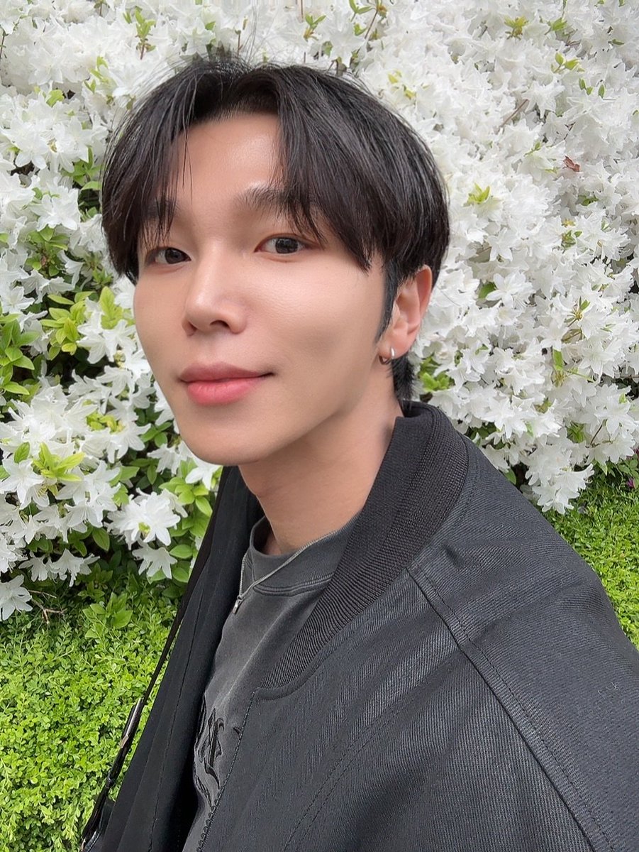helloireah's tweet photo. 집 앞에 잔뜩 핀 꽃이 갑자기 특별해 보이는 순간🌸 https://t.co/fKrQWGiki8