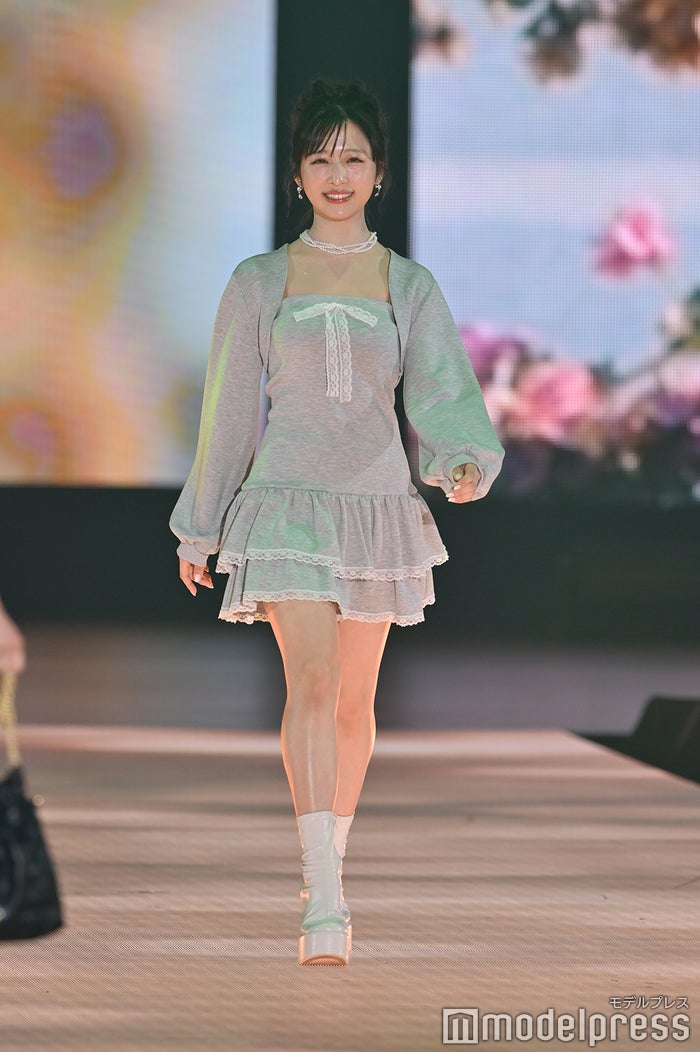 GirlsAward 2025 S/S🎮🩷🩵】 AKB48小栗有以、ガーリーミニワンピ姿で