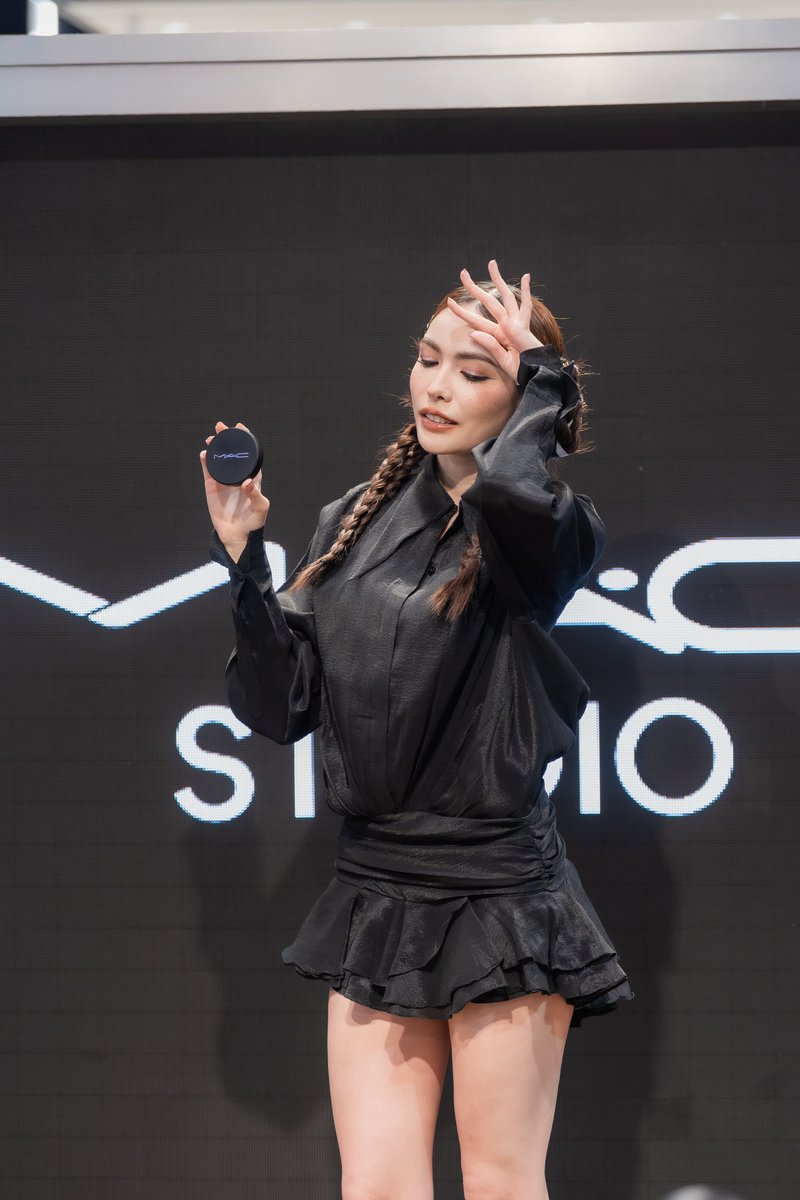 MACCosmeticsTH's tweet image. แป้ง #MACSTUDIOFIX ปรับสูตรใหม่ในรอบ 30 ปี เสิร์ฟผิวเบลอแมตต์แบบธรรมชาติ ติดทน คุมมันนาน 24 ชม. ให้ผิวสวยเป๊ะได้ทั้งวันแบบคุณชาร์ล็อต @itscharlotty 

#FIXผิวใหม่ให้MACเสิร์ฟ
#ที่สุดของแป้งMAC #MACCosmeticsThailand #MACxCharlotteAustin